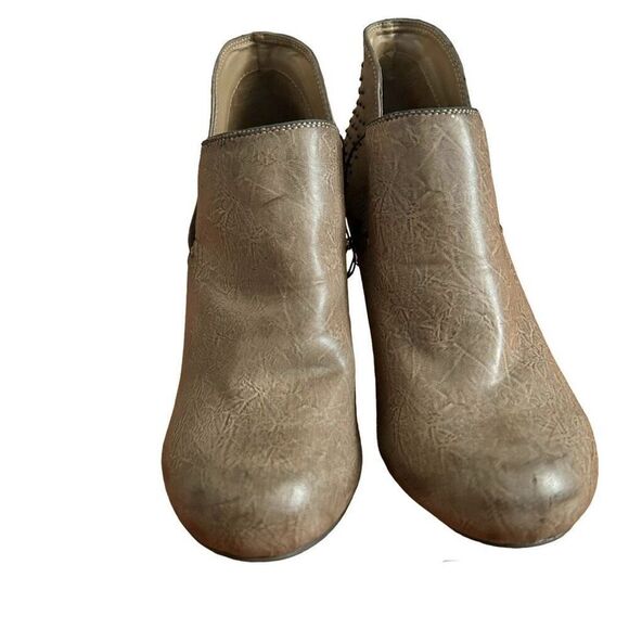 SBICCA Taupe Studded Stacked Heel Ankle Boots 9W - Picture 3 of 8